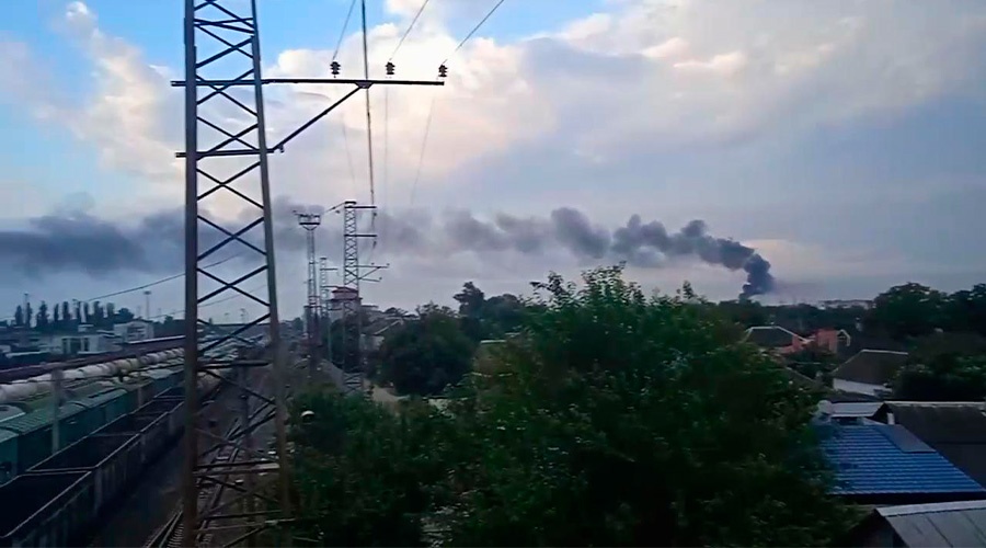 Несколько домов сгорели в Джанкойском районе Крыма после взрывов на складе боеприпасов
