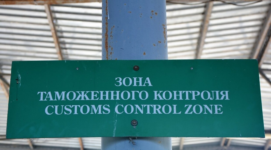 Туристка за взятку пыталась ввезти в Крым более 200 кг товаров