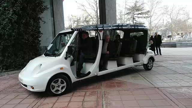Туристический электробус для курортов Крыма протестировали в центре Симферополя