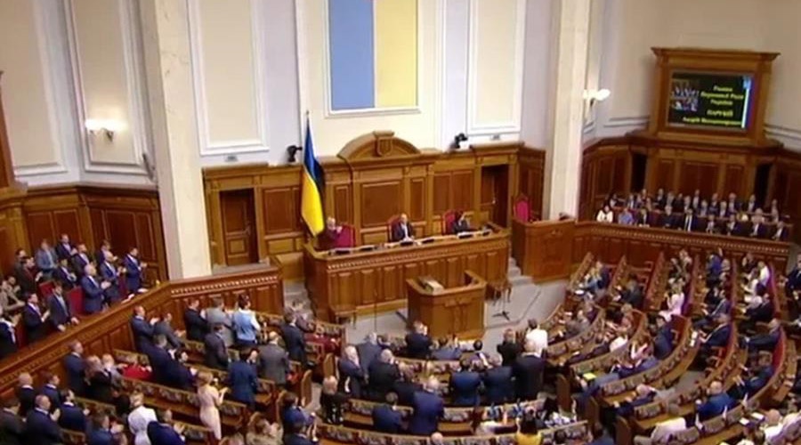 Партия Зеленского получает большинство в Раде по результатам обработки половины бюллетеней