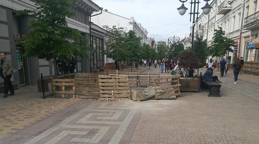 Просевшую в центре Симферополя плитку восстанавливает муниципальное предприятие