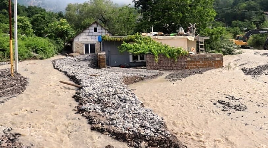 Опасность паводков и схода селей существует в Крыму