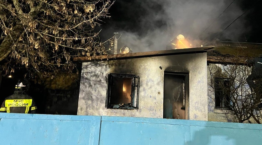 Два человека погибли на пожаре в частном доме в Евпатории