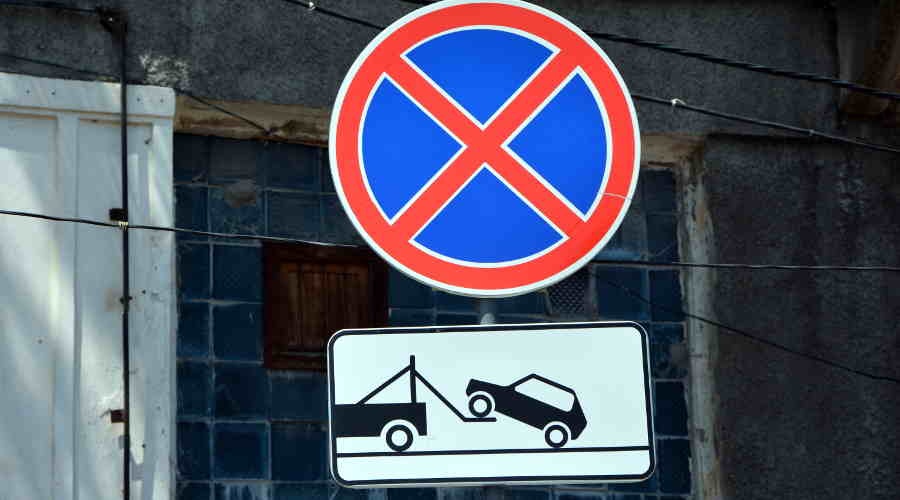 В Симферополе три десятка водителей оштрафовали за парковку на газонах