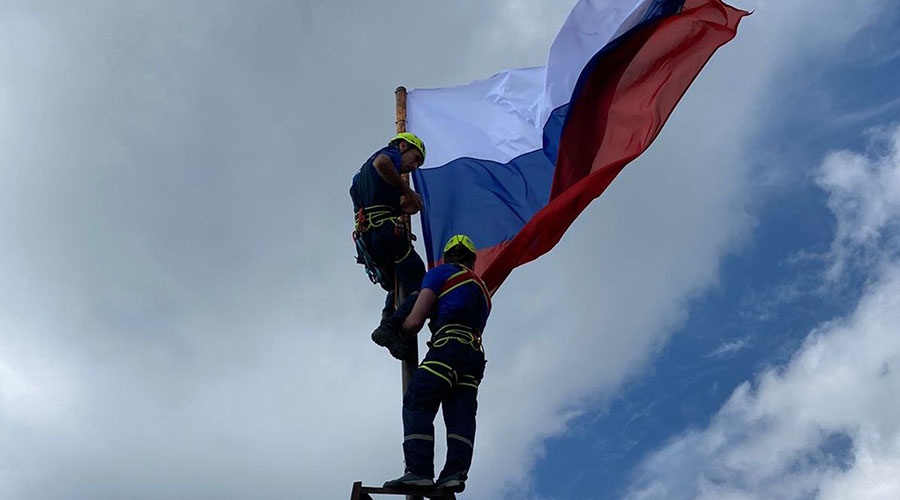 Спасатели-альпинисты развернули флаги России над Ай-Петри и Белой скалой