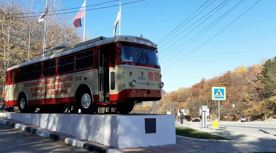 Памятник крымскому троллейбусу после реставрации возвращен на Ангарский перевал