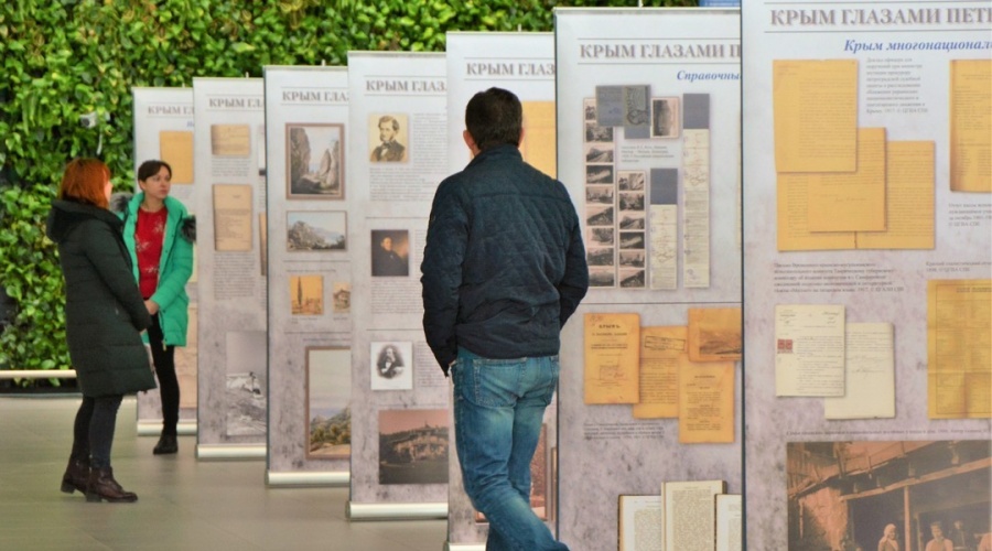 Уникальные документы о становлении туризма в Крыму стали частью выставки в аэропорту Симферополь