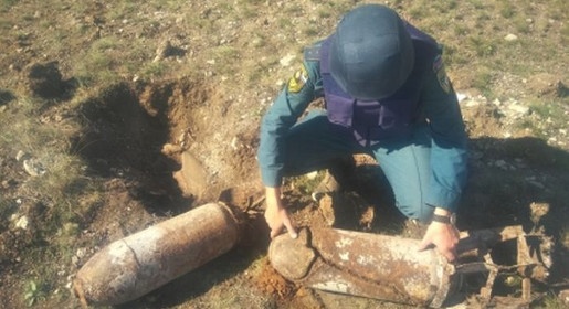 Пиротехники обезвредили в Ленинском районе Крыма четыре авиабомбы времен войны