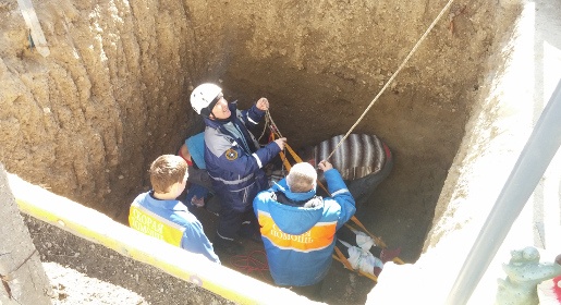 Спасатели в Судаке помогли пенсионерке выбраться из 4-метровой ямы, которую она сама же и выкопала (ФОТО)