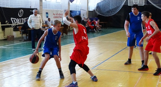 Баскетболисты из Евпатории, Керчи и Красногвардейского победно стартовали в юношеском первенстве Крыма