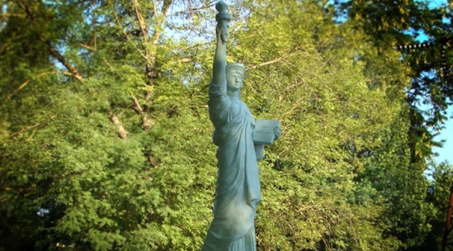 Копию американской статуи Свободы убрали из крымского парка миниатюр