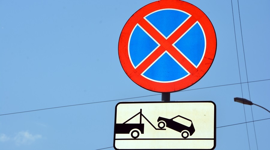 Около 30 новых дорожных знаков устанавливают в Симферополе ежедневно