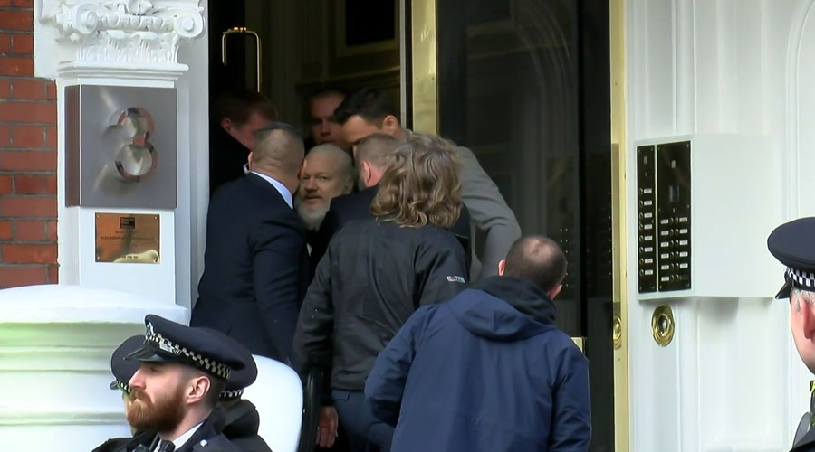 Британская полиция задержала Ассанжа на территории посольства Эквадора