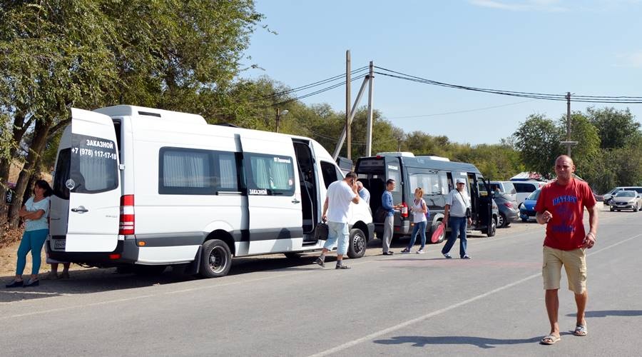 Глава Крыма поручил легализовать пассажирские перевозки на границе с Украиной