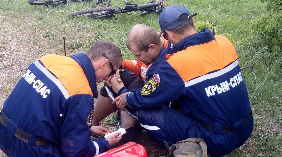 Крымские спасатели оказали помощь двум пострадавшим в горах туристам