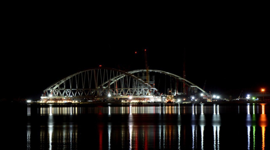 Плавсистему завели под арочный пролёт Крымского моста (ФОТО)