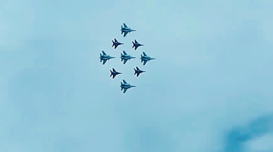 Российские пилотажные группы провели тренировочные полеты над Севастополем