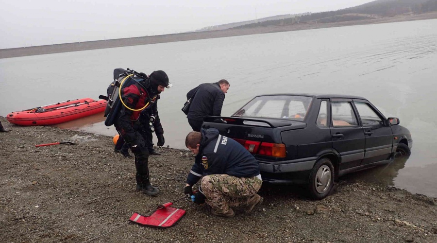 Спасатели извлекли из воды утонувший в Симферопольском водохранилище автомобиль
