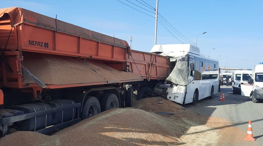 Пять человек погибли при столкновении рейсового автобуса и грузовика в Крыму