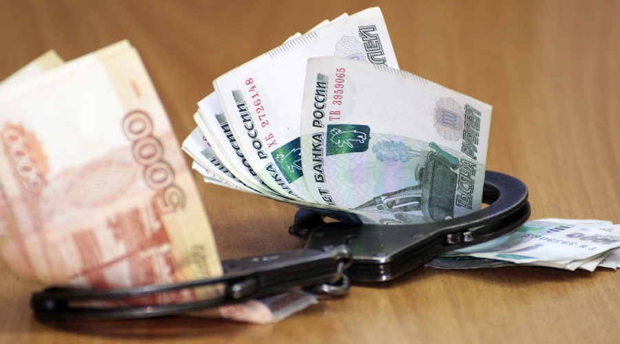 Трое крымских полицейских проведут пять лет за решеткой за получение крупной взятки