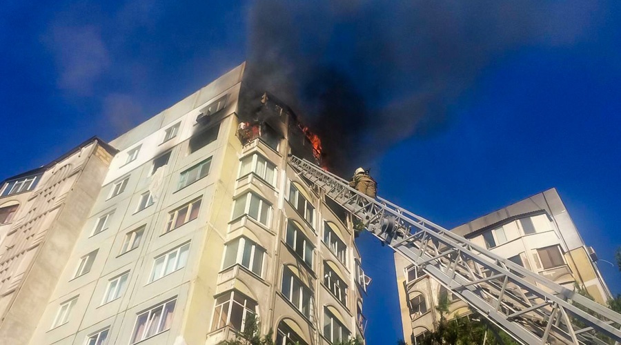 Сотрудники МЧС локализовали пожар в многоэтажке в Керчи