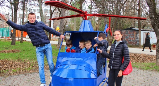 Кованый вертолет появился в Детском парке Симферополя