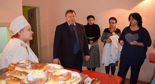Глава администрации Симферополя позавтракал с лицеистами