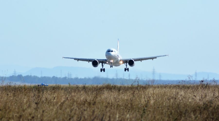 Задержавшиеся из-за непогоды самолеты прибыли в аэропорт Симферополь