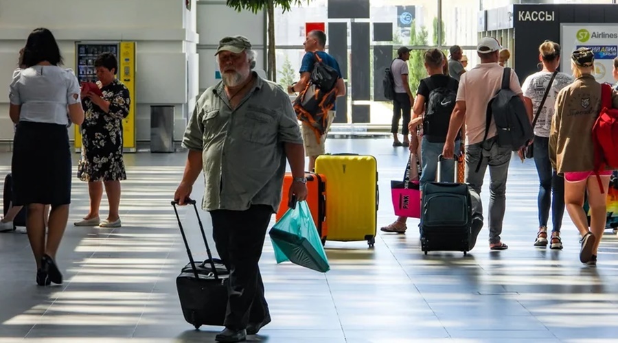 Симферопольский аэропорт планирует принять до конца месяца рекордные 2 млн пассажиров
