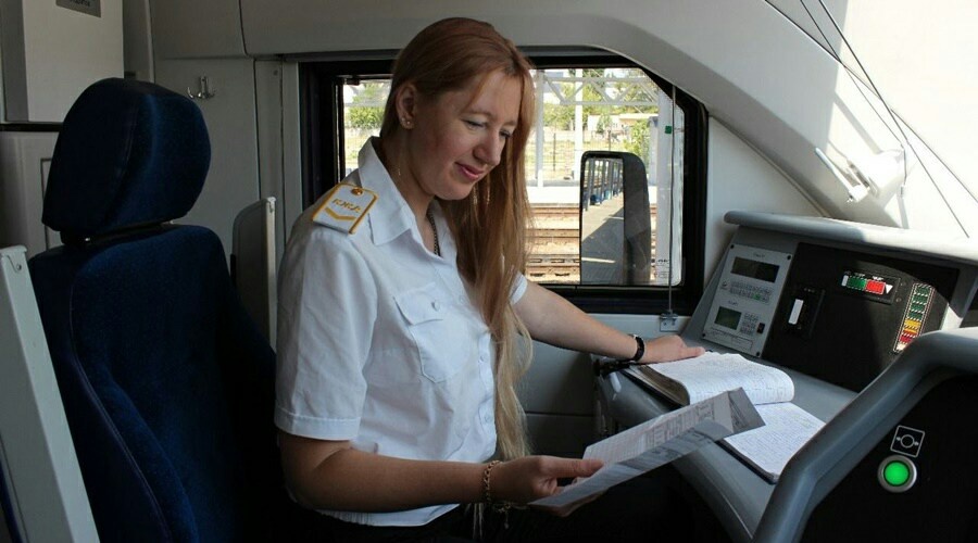 Помощником машиниста на Крымской железной дороге впервые стала женщина