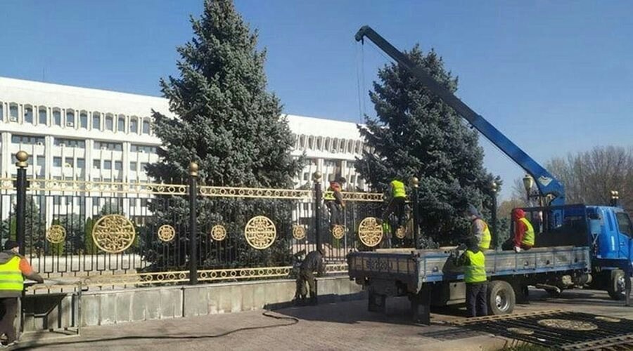Стартовал снос забора вокруг здания парламента Кыргызстана
