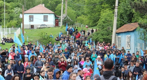 Около двух тысяч крымских татар поднялись на Чатыр-Даг и почтили память жертв депортации