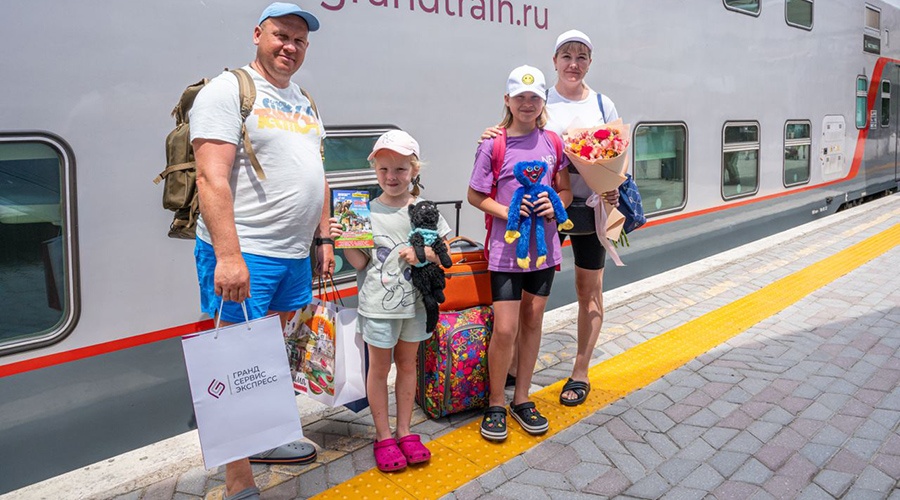 Пятимиллионного пассажира поезда встретили в Крыму