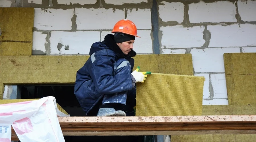 Отъезд мигрантов из-за пандемии COVID-19 вызвал дефицит строителей в России