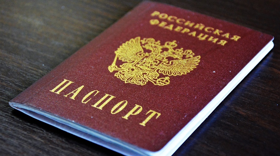 Выдача российских паспортов в ЛНР и ДНР не нарушает Минские соглашения – Песков