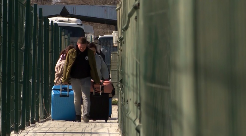 Военные эвакуировали 188 иностранцев из Херсонской области в Крым