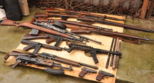 Сотрудники ФСБ нашли склад оружия в жилом доме в Севастополе