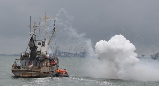 Пограничники опубликовали кадры антипиратских морских учений рядом с Крымским мостом