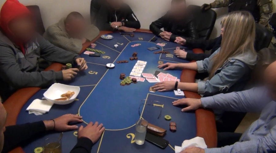 Правоохранители провели рейд в подпольном казино в центре Симферополя во время турнира по покеру