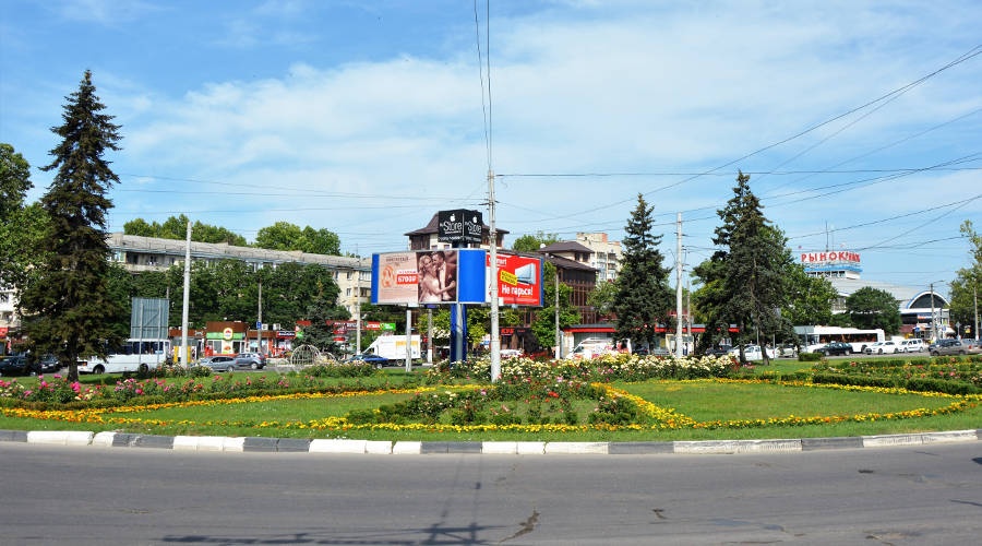 Работники симферопольского «Города» пропалывают цветники на транспортных кольцах