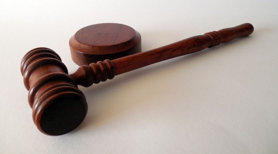 Суд в Крыму приговорил судебного пристава к колонии за мошенничество