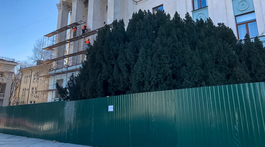 Начались работы по ремонту фасада здания Совмина Крыма
