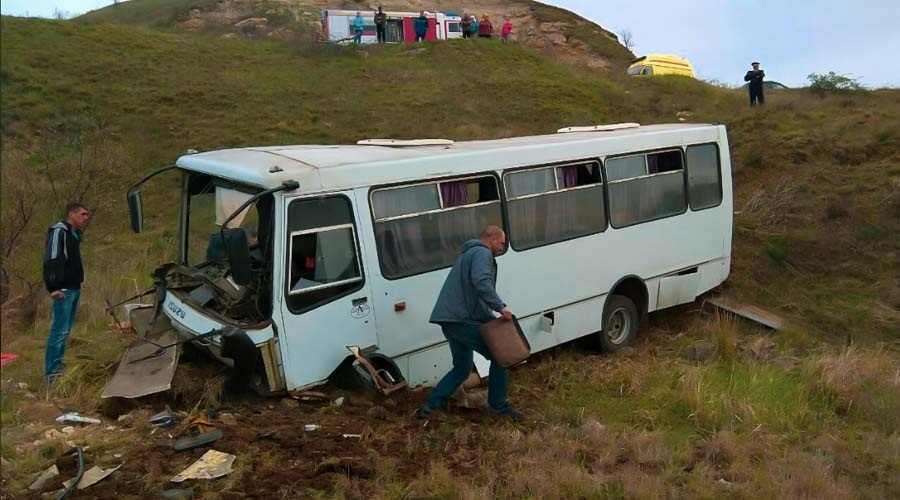 Один человек погиб и восемь пострадали при вылете рейсового автобуса с трассы в Крыму