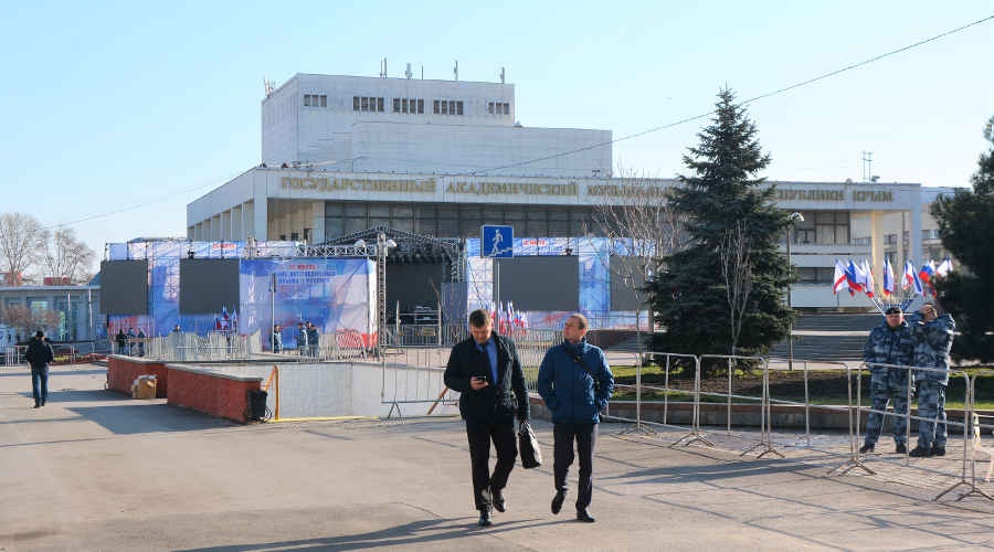 Центральную площадь Симферополя закрыли для подготовки к праздничному концерту