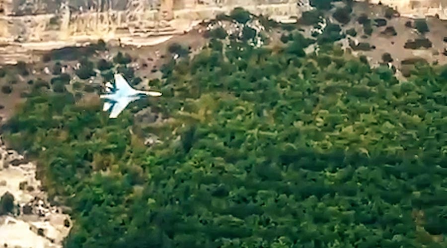 Российские летчики отрабатывают маневрирование в Большом каньоне 