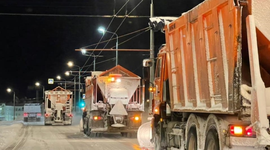 Подрядчиков строительства дорог в Севастополе привлекли к расчистке снега