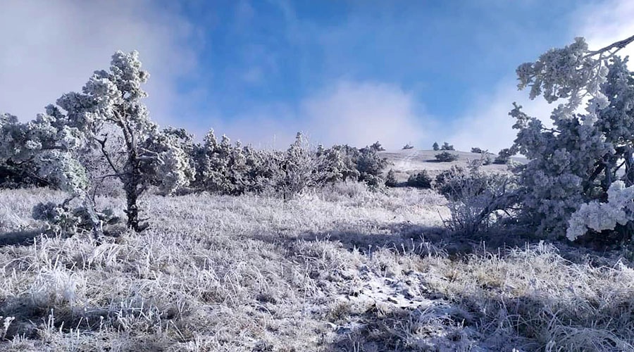 Первый снег выпал на горе Ай-Петри в Крыму, Симферополь заливает дождем