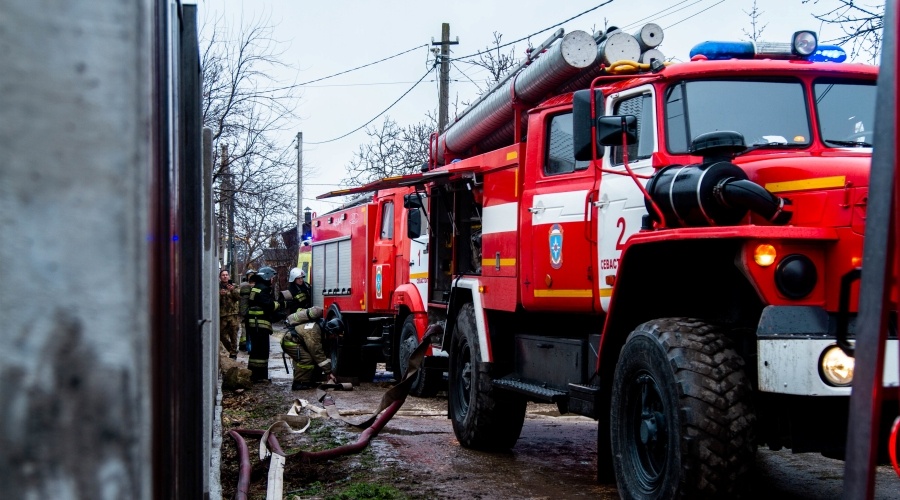 Спасатели полтора часа тушили деревянный дом в Севастополе