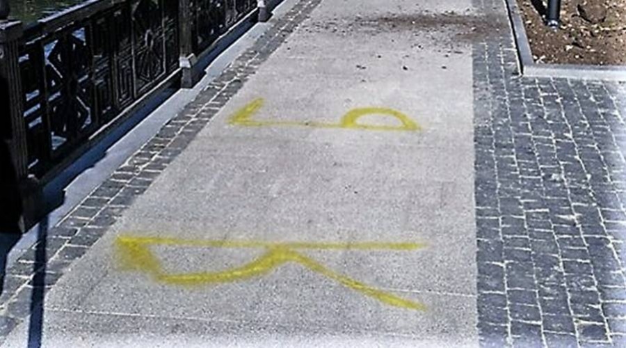 Неизвестные испортили краской новую тротуарную плитку на набережной в Симферополе