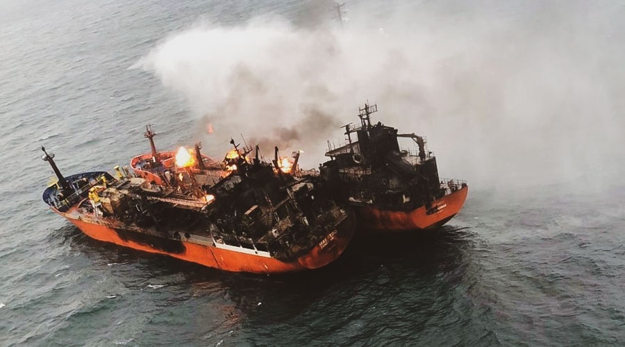 Второй сгоревший в Черном море танкер отбуксировали в сторону Турции